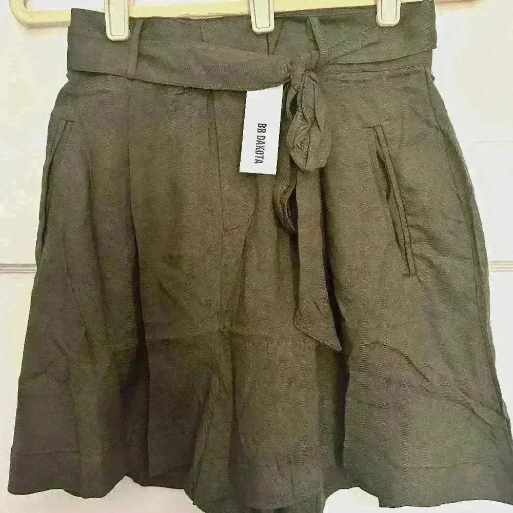 NWT - BB Dakota Olive Green Belted Short - Size 4/EUR 34